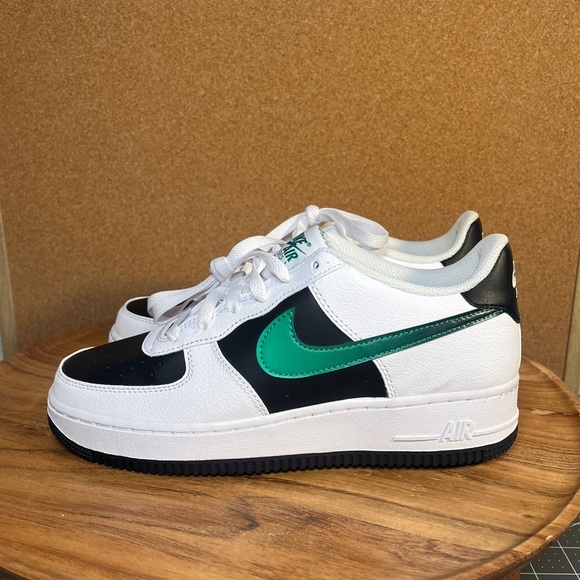 Nike
Air force 1
LV8 2’ black/white malachite’
Brand new
NWOT - Picture 2 of 7